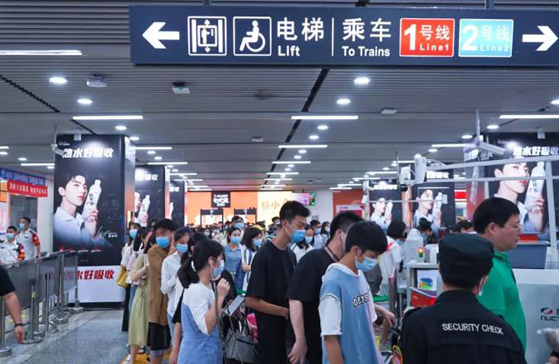 暑期北京機場小朋友參與安檢活動